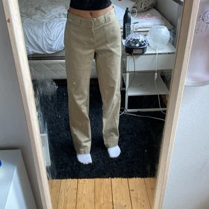 Dickies byxor - Säljer mina fina beiga dickies som jag köpte för två år sen då jag inte kommer att använda dem längre. Byxorna är i bra skick❤️