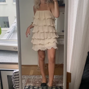 &otherstories klänning - Populär klänning från &otherstories. Slutsåld! Endast använd en gång ❤️💖🥰💫