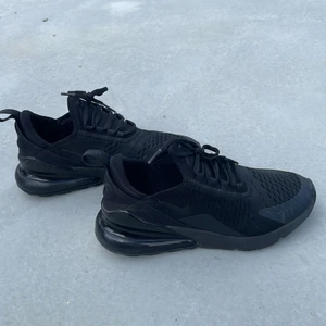 Air Max 270  - Air Max 270 skor i storlek 40, dem är i väldigt bra skick och är köpta för 1799kr men säljs bara för 1300kr, kan diskutera pris