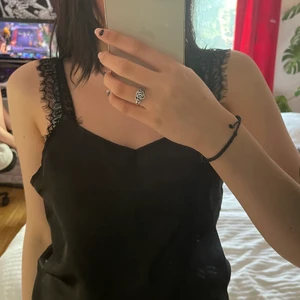 Svart Nattlinne - Nattlinne i silkesmaterial. Skön att använda! ☺️