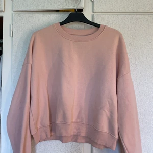 rosa hoddie  - TRYCK INTE PÅ ”KÖP NU”   jag säljer min rosa hoddie från Lager 157, den är inte alls använd mycket men den är inte min stil längre 💖 storlek M ( jag brukar ha S, men den är lite kortare i modellen så jag tog en större storlek) 