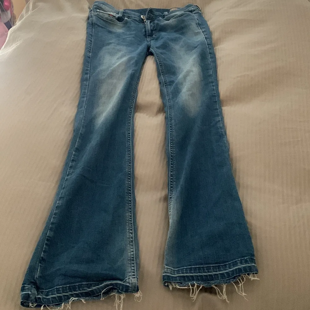 Jätte snygga lågmidjade diesel jeans. Storleken är W25L30 men skulle säga xs. Det är bara skriva om du vill ha fler bilder eller andra mått!. Jeans & Byxor.