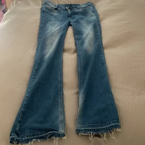 Diesel jeans  - Jätte snygga lågmidjade diesel jeans. Storleken är W25L30 men skulle säga xs. Det är bara skriva om du vill ha fler bilder eller andra mått!