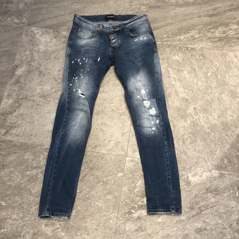 Dsquard2 jeans i storlek S  men passar även M. Har inte använt mycket så skicket på byxorna är väldigt bra . Jeans & Byxor.