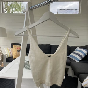 Stickat linne - Vitt stickat linne från Gina i storlek XS men funkar även om man är i storlek S/M! Superfin topp men har tyvärr inte kommit till användning💘 skriv om du har några frågor eller vill diskutera pris!