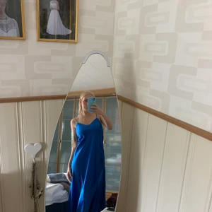 Sidenklänning - Lång sidenklänning i en klarblå färg, sitter perfekt på. Storlek 36. Perfekt till en sommardag eller bal. 