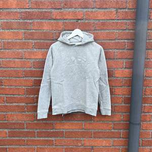 Riktigt snygg och cool grå hoodie från Hugo Boss. Inköpt för ca. 1000kr, knappast använd. 