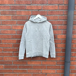 Hugo Boss Hoodie - Riktigt snygg och cool grå hoodie från Hugo Boss. Inköpt för ca. 1000kr, knappast använd. 