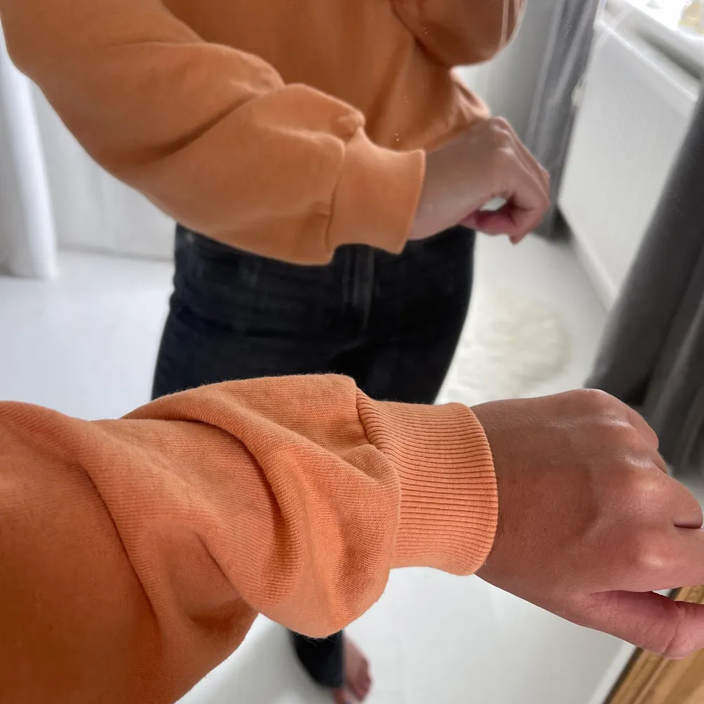 Säljer denna sweatshirten men den perfekta orange färgen 👏. Tröjor & Koftor.