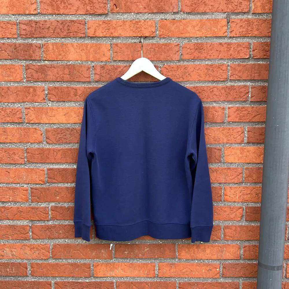 Använd mörkt blå sweatshirt från Ralph Lauren i bra skick. Stilren, tidlös. Nypris ca. 750kr. Tröjor & Koftor.