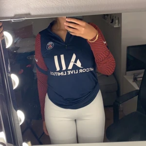 Psg tröja  - Använd, men inga hål eller liknande. Säljer för 450, priset kan dock diskuteras vid snabb affär. Storlek är S men passar även mig som är i storlek M. Köparen står för frakten 💗