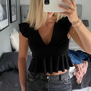 Svart volangtopp - Svart volangtopp💞 lite nopprig men går säkert att ta bort