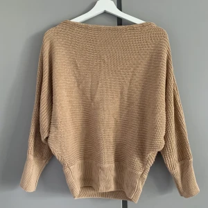 Stickad tröja i beige/brun - Storlek 36