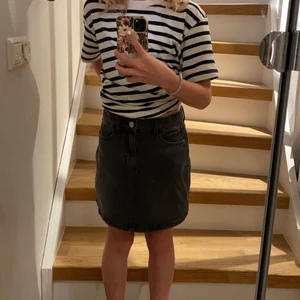 Svart jeans kjol 🖤 - En fin svart jeans kjol från H&M 🖤. Säljer av skäl att den inte kommer till användning längre 💞. Storleken är 134 men skulle säga att den passar 140 också 💜. Midjan går att spänna in. 