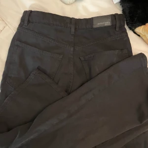 Jeans - High waist, loose/straight fit