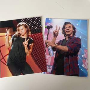 Två fina foton av Harry Styles, dem är 10X2. Båda för 15 (plus frakt 13 kr) 