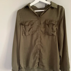 Mörkgrön skjorta - Mörkgrön skjorta