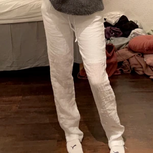 Vita linnebyxor  - Säljer dessa skitsnygga trendiga vita linnebyxor. Använda typ 2 gånger så nyskick men får inte tillräckligt med användning av de😕 Är 166 o de är väldigt långa för mig så passar nån som är över 170 cm