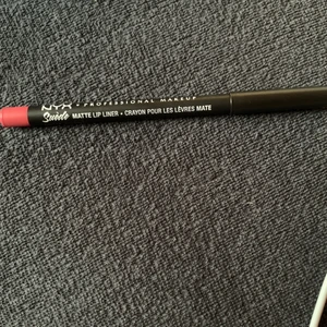 NYX läpp penna  - Nyx läppena i färgen shanghai. Är ändast testade, säljer för att det var inte riktigt den färgen som det var på hemsidan där jag beställde den, nyx läppennor är mina favorit läppenor för att de håller länge. Kan ändast frakta o köparen står för frakten💗