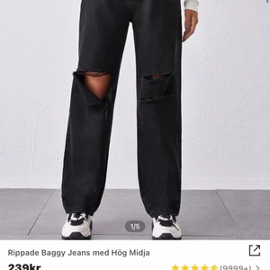 Jeans  - Säljer dessa jeans som är ifrån shein,andvänder inte längre , original pris är 239 men säljer de för 100, kan ändras frakta o köparen står för frakt👍