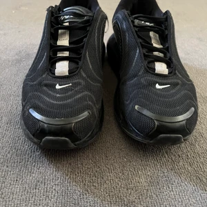 Nike air Max 720 - Använt skorna ett fåtal gånger och ingen av luftsulorna har punka 