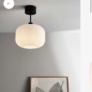 Lampa  - Lampa till salu helt oanvänd ligger i kartong som nyskick. Jätte fin och modern! Säljs för 800kr men var ordinarie för 1199kr 
