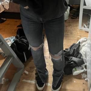 Zara jeans som aldrig är använda, bara testade. Dem är i storlek 42 eftersom de är små i storleken, passar bra på mig som har 38 vanligtvis 💗💞 pris är diskuterbart