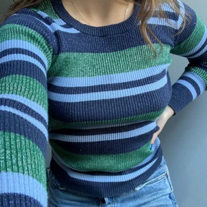 Randig tröja - Glittrig tröja med gröna och blå ränder i jätteskönt stretchigt material. Första bilden lånad