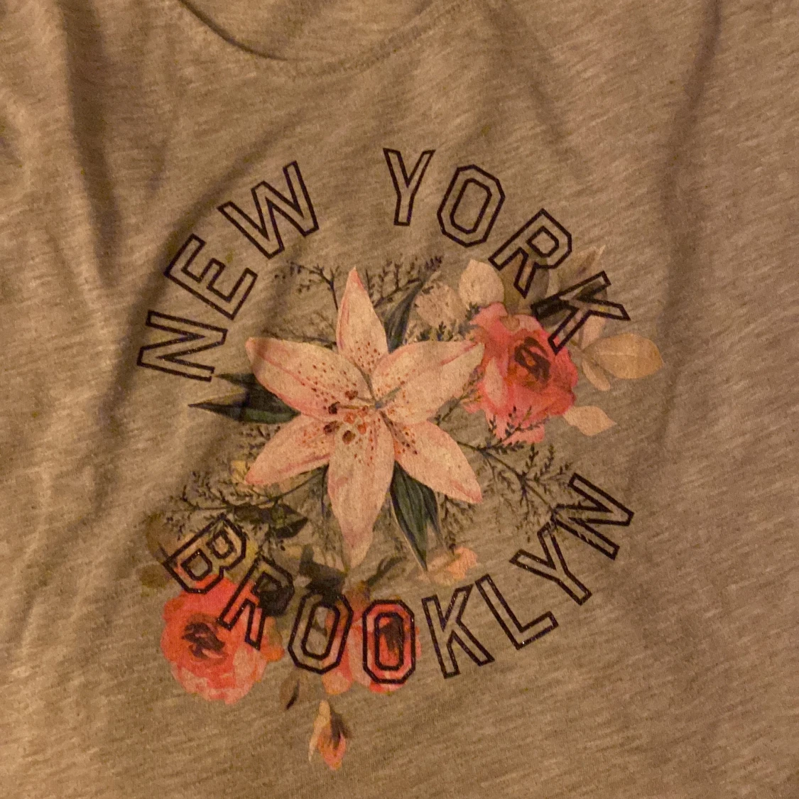 T-shirt med en blomma på - 91