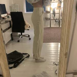 Säljer mina creme vita ”cargo pants”/byxor från brandy melville. passar som storlek 34