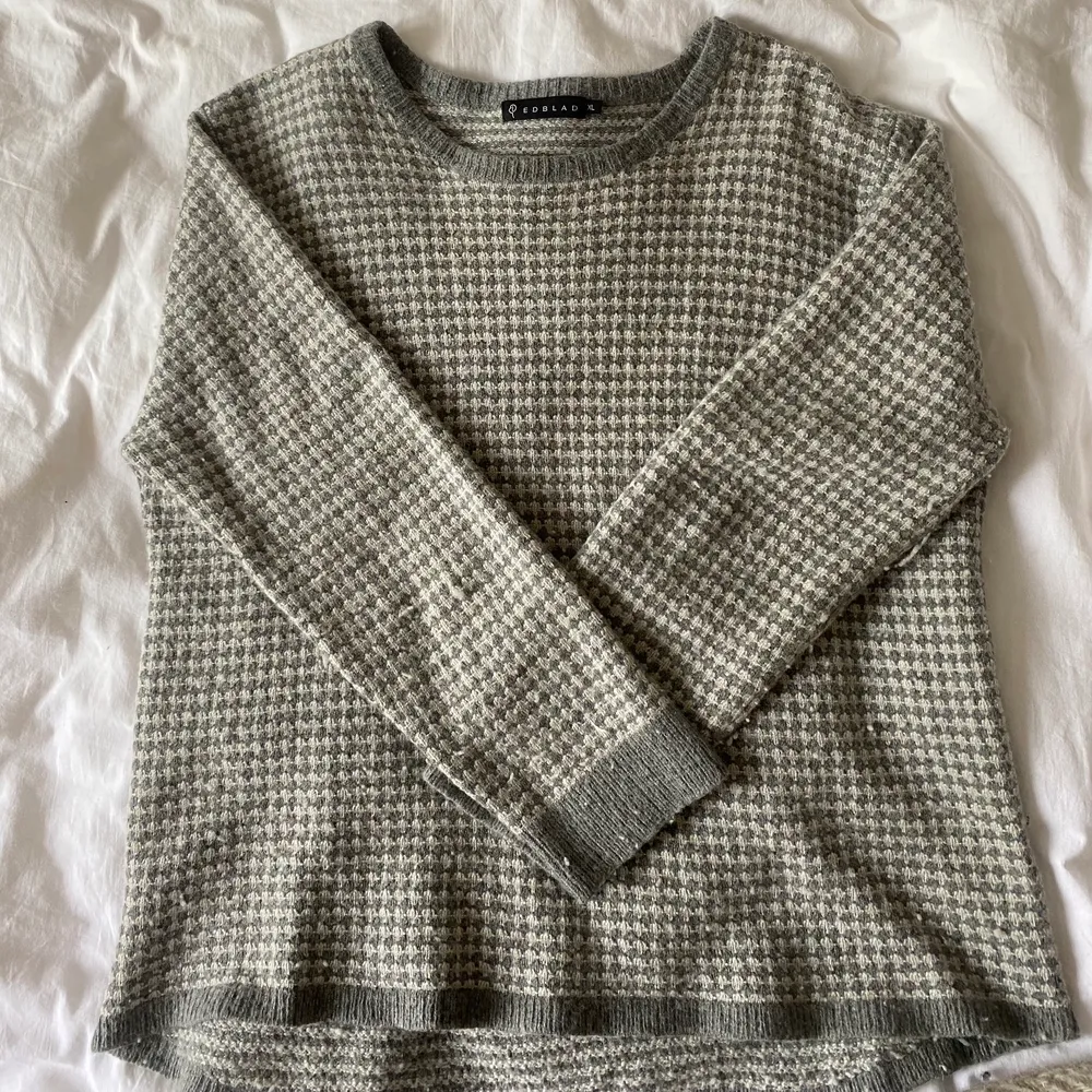 ❤️Superfin stickad tröja från Edblad, perfekt nu till hösten. Dom säljer inte kläder längre så den är speciell🫶. Det står att det är storlek L men den sitter som en S/M. Helt fläckfri. Gratis frakt ❤️ väldigt billigt pris❤️. Stickat.