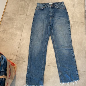 Raka jeans 38 - Jeans från nakd, rak modell med fransade sömmar. Passar mig som är 169. Fungerar fint för 36-38, men sitter lösare på en 36a då
