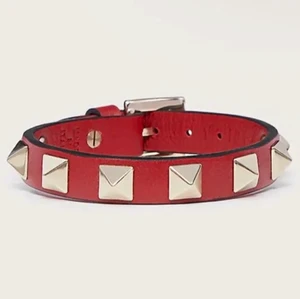 Valentino armband - Säljer detta jättefina röda valentino armband! I bra skick med inga defekter. Tagit väl hand om de när det används. Säljer för att jag vill ha en annan färg! Säljer för 1000kr + frakten. 