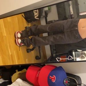 Jeans - Ett par jeans från eriks hjälpen. Sköna, bra skick och aldrig använda. Man kan ha dem low waist mid waist och ha dem på lite olika sätt. Säljer på g av att dem inte kommer till använding. Skriv för mer bilder