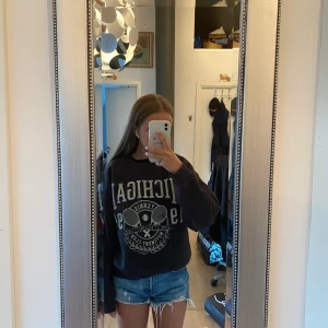 Sweatshirt - Fin sweatshirt från Gina tricot! Fint skick, endast använd någon enstaka gång. Nypris är 249kr. Köparen står för frakten.💕