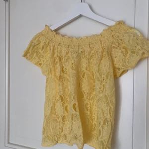 Gul topp - Gul off shoulder-topp från Bikbok i storlek XS.