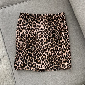 Leopardkjol  - Vi säljer denna leopardkjolen! Den går även att använda som topp och är i bra skick 💓