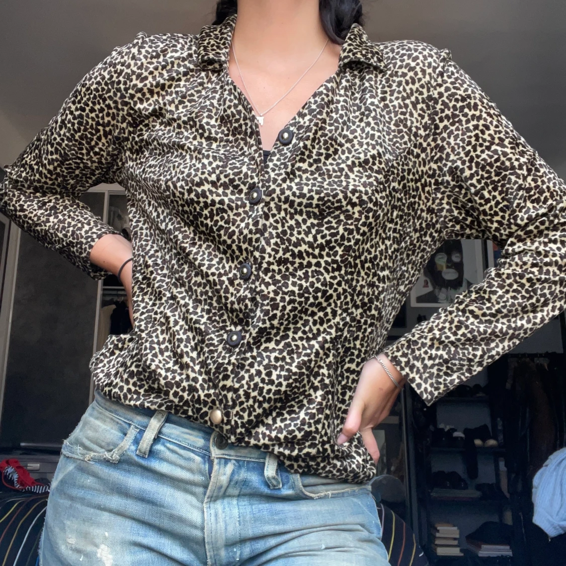 Leopardskjorta i sammetsaktikgt material