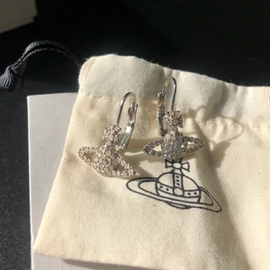 Vivienne Westwood Örhängen - Knappt använda. Äkthetsbevis finns, inköpta från Zalando i december för ca 1300 kr. Rostfri metall och i gedigen kvalitet. 