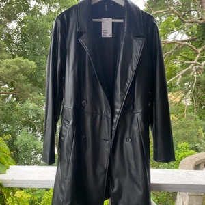 Kappa i fuskläder oanvänd - Skitsnygg kappa i fuskläder från HM Stl XL Längd 98 cm  Säljes pga för stor, helt oanvänd Kan mötas upp eller skicka spårbart :) 