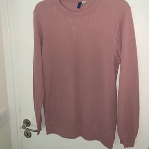 Rosa tröja med Storlek M  - Säljer min jättefina tröja från Zalando💖 den är i bra skick och använd ett par gånger bara