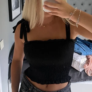 Svart topp - Svart topp med knytbara band💞