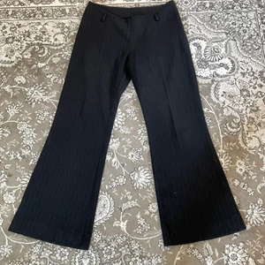 Svarta kostymbyxor - Randiga kostymbyxor i lowrise och Bootcut modell. Värt att nämna är att dragkedjan kan tjorva lite och man får se till att den är rak när man drar upp den. En liten fläck på baksidan (se bild3). Köparen står för frakten⭐️