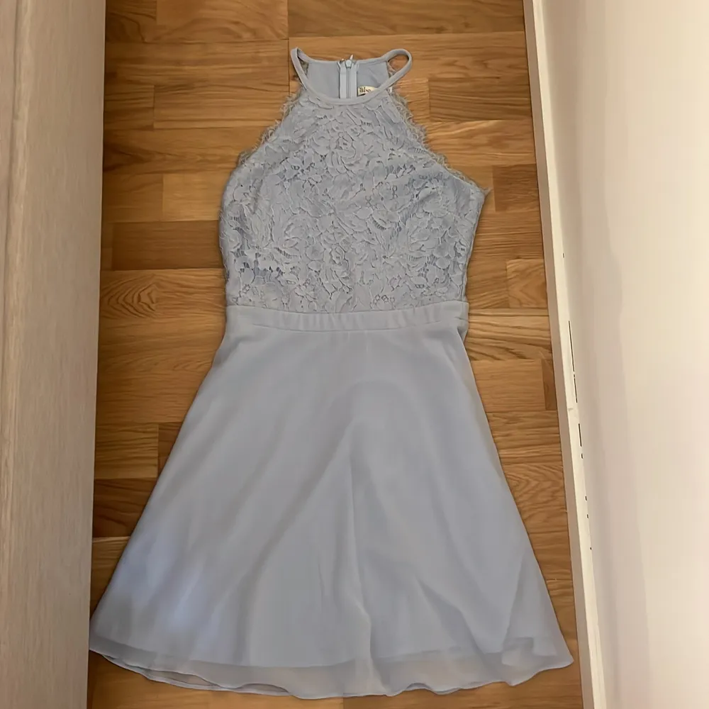 En ljusblå klänning från (Nelly) har bara använt i ett tillfälle. Storlek: 34. Klänningar.