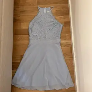En ljusblå klänning från (Nelly) har bara använt i ett tillfälle. Storlek: 34