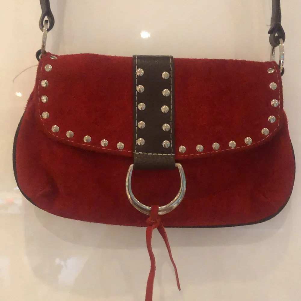 Röd väska med nitar och bruna läder detaljer 💕. Väskor.