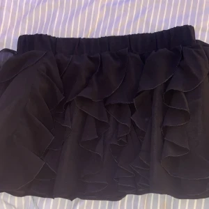 Svart volang kjol - Säljer denna då den inte passar, köparen står för frakten! Skriv för mer information💕