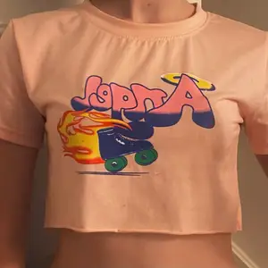 Rosa baby t-shirt i storlek S. Acceptabelt skick. 