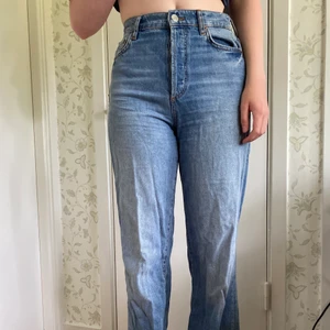 Blåa jeans från Zara - Blåa jeans från Zara i storlek 36. Säljs för 80kr + frakt!