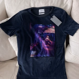 Limitato - Säljer nu min Limitato velour t-shirt då jag inte använder den längre. Tröjan är i väldigt gott skick förutom ett jätte litet hål som man ser på sista bilden. Skick 7-10. Storlek S. Nypris 1600kr, mitt pris 500kr